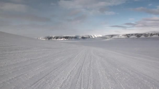 Bicicleta de nieve para motos de nieve en el Polo Norte Spitsbergen Svalbard Arctic . — Vídeos de Stock