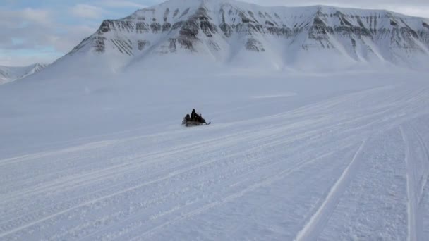 北極スピッツ ベルゲン スバールバル北極でスノーモービル雪バイク. — ストック動画