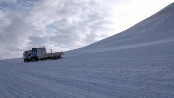 Kendaraan lintas alam di Kutub Utara Spitsbergen Svalbard Arktik . — Stok Video