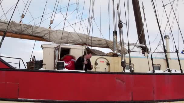 Segelboot Segelschiff noorderlicht Basislager in der Arktis. — Stockvideo