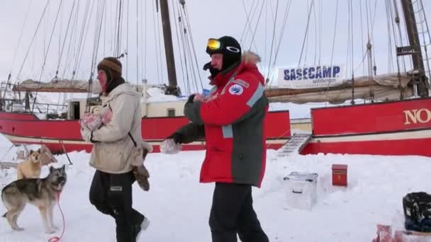 Hundeschlittengespann Husky Eskimo auf Segelboot noorderlicht in der Arktis. — Stockvideo