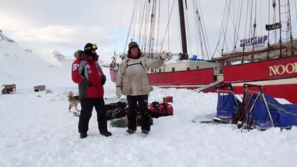 Equipo de trineo para perros husky eskimo en velero Noorderlicht en el Ártico . — Vídeo de stock