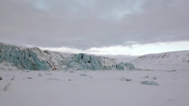 Fantastisk is ökenlandskap i Arktis. — Stockvideo