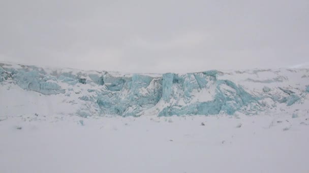 Erstaunliche Eiswüstenlandschaft in der Arktis. — Stockvideo