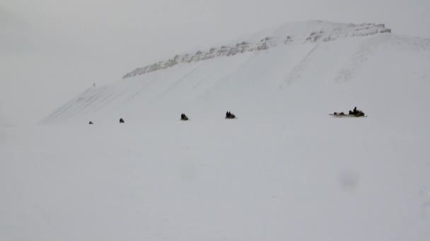Expedición de personas en moto de nieve en el Polo Norte Spitsbergen Svalbard Ártico . — Vídeo de stock