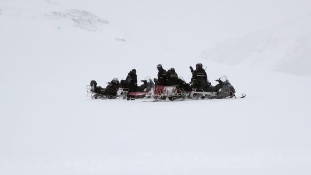 Expedición de personas en moto de nieve en el Polo Norte Spitsbergen Svalbard Ártico . — Vídeo de stock