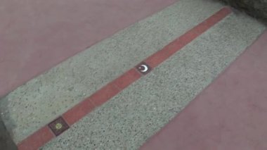 Ekvator hattı taş Simgesel Yapı.