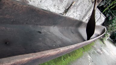 Tahta kulübede yerli Guarani Hintliler ve Shuar Kano.