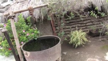 Seramik ve avcılık için silah yerli Guarani Hintliler ve Shuar siper al.