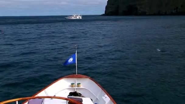 Příď lodi do vody Tichého oceánu. — Stock video