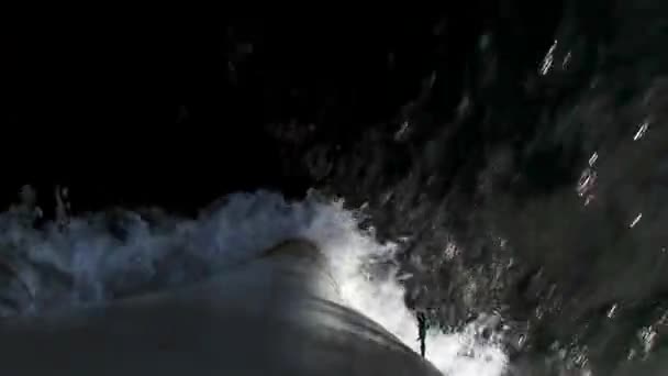 Příď lodi škrty vody Tichého oceánu. — Stock video