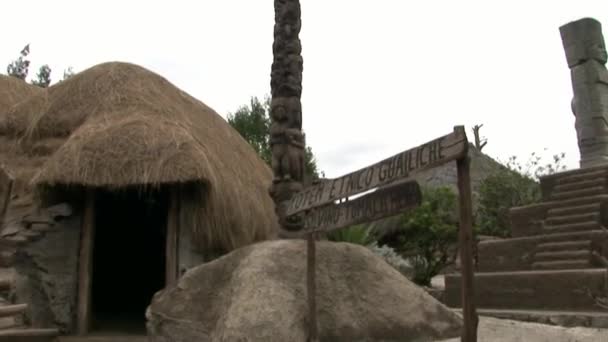 Kunyhó őslakos Guarani indiánok és Shuar. — Stock videók