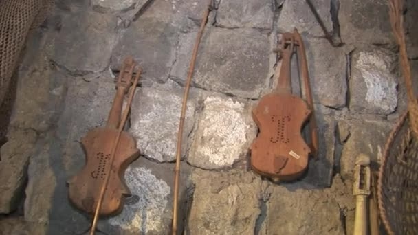 Instrumentos musicales antiguos cabaña de violín indios guaraníes indígenas y Shuar . — Vídeos de Stock