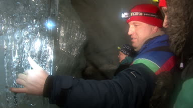 İnsanlar turist mağarada Svalbard Arctic.