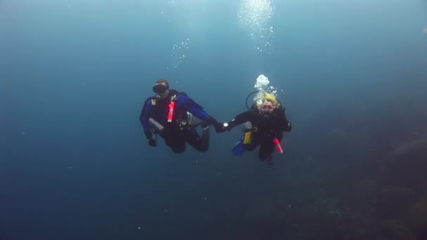 Mergulhadores submarinos no fundo do fundo do fundo do mar. — Vídeo de Stock