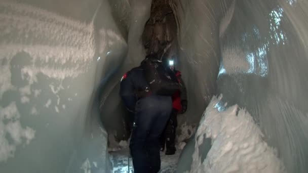 Ludzie turystycznych Jaskinia w Arktyce Svalbard. — Wideo stockowe