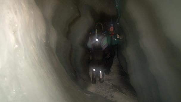 Pessoas caverna turística em Svalbard Arctic . — Vídeo de Stock