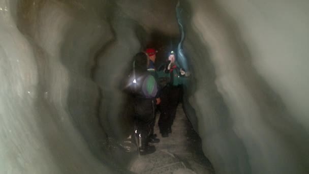 Pessoas caverna turística em Svalbard Arctic . — Vídeo de Stock