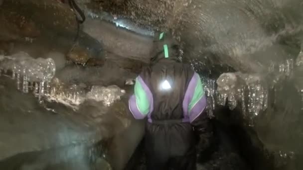 Pessoas caverna turística em Svalbard Arctic . — Vídeo de Stock