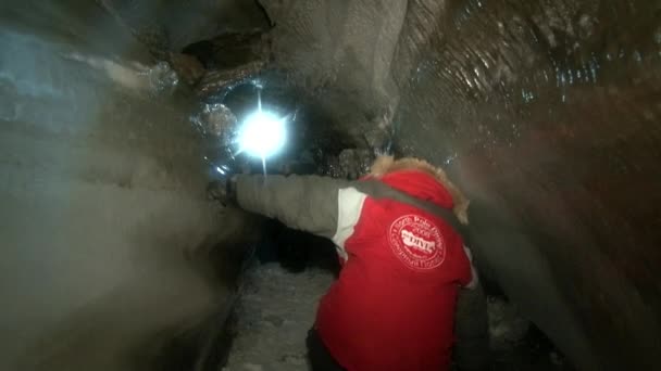 Люди туристичних печері в Свальбард Арктики. — стокове відео