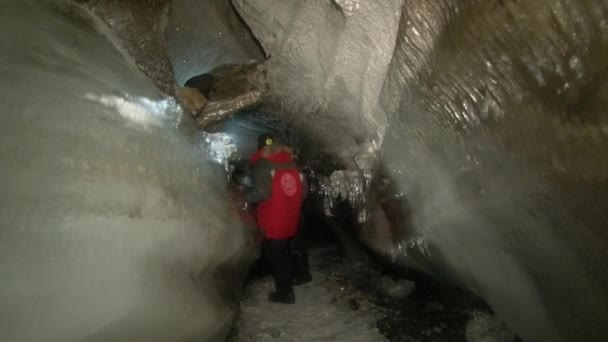 Menschen Touristenhöhle in Spitzbergen Arktis. — Stockvideo