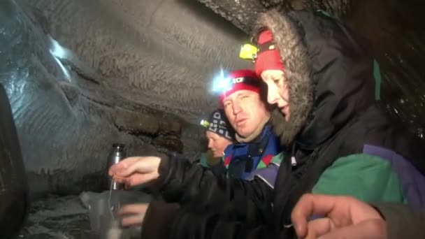 Menschen Touristenhöhle in Spitzbergen Arktis. — Stockvideo