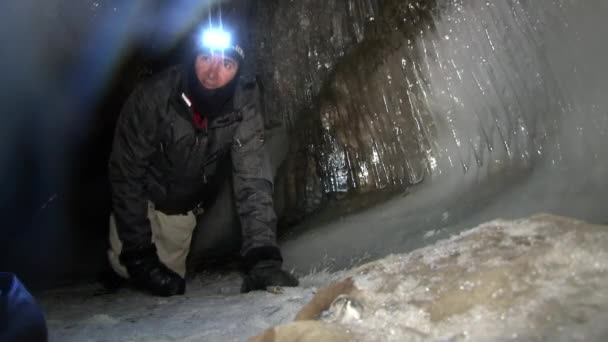 スバールバル北極の人々 観光洞窟. — ストック動画