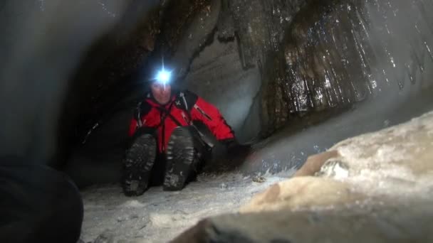 İnsanlar turist mağarada Svalbard Arctic. — Stok video