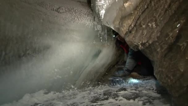 Emberek idegenforgalmi barlang a sarkvidék Svalbard. — Stock videók