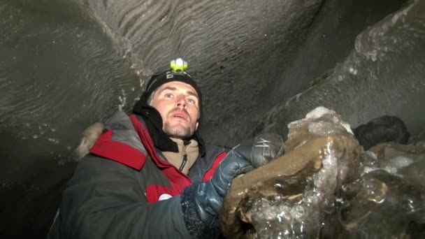 Gente cueva turística en Svalbard Ártico . — Vídeos de Stock