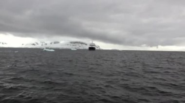 Araştırma sefer gemi gemi beyaz kar buz buzdağı Antarktika okyanusun içinde.