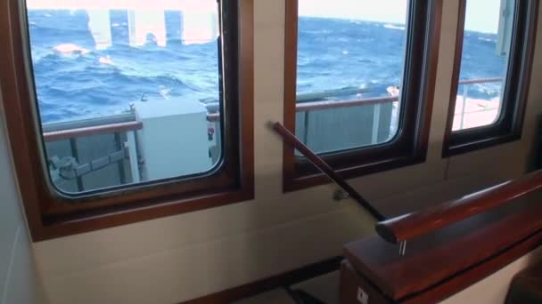 Антарктида Вид на океан из окна пассажирской яхты . — стоковое видео