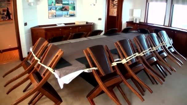 Stoelen en tafel eethoek op jacht passagier boot schip vaartuig. — Stockvideo