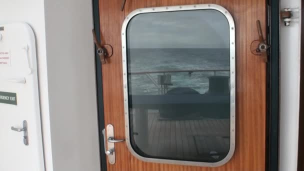 Antártida Vista al mar desde la ventana del yate de pasajeros . — Vídeo de stock