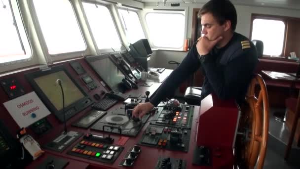 Muž a ovládací panel výzkumné expedice lodi oceánu Antarktidy. — Stock video