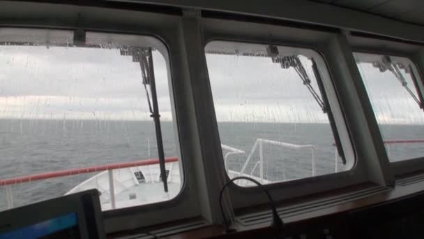 Antarctique Vue sur l'océan depuis la fenêtre du yacht de passagers . — Video