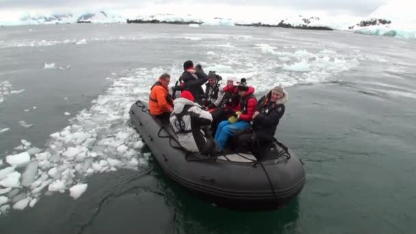 Mensen rubber boatt in ijs op wateroppervlak van Antarctica Oceaan. — Stockvideo