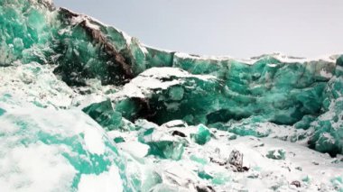 Turkuaz rengi buzul Arctic karda arka plan üzerinde.