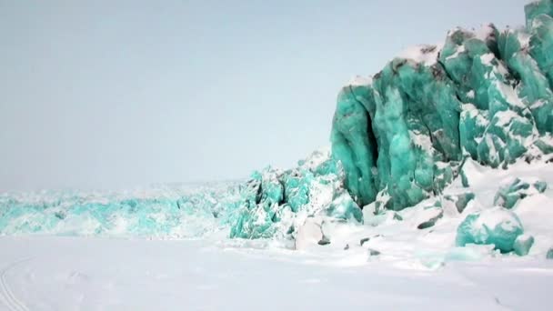 Geleira de bela cor azul-turquesa única no fundo de neve no Ártico . — Vídeo de Stock