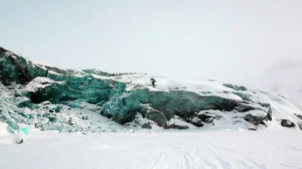 Turkooise kleur gletsjer op achtergrond van sneeuw in Noordpoolgebied. — Stockvideo