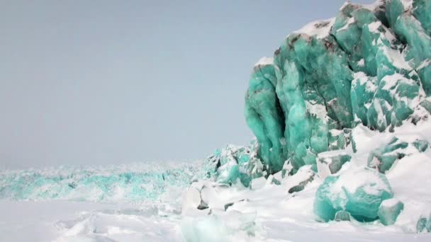 Gletscher von wunderschöner einzigartiger türkisfarbener Farbe auf dem Hintergrund des Schnees in der Arktis. — Stockvideo