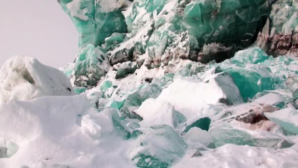 Lodowiec piękny niepowtarzalny kolor turkus na tle śniegu w Arktyce. — Wideo stockowe
