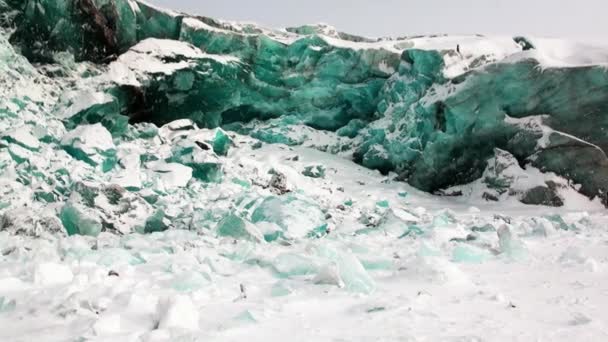 Glaciar de hermoso color turquesa único sobre fondo de nieve en el Ártico . — Vídeos de Stock