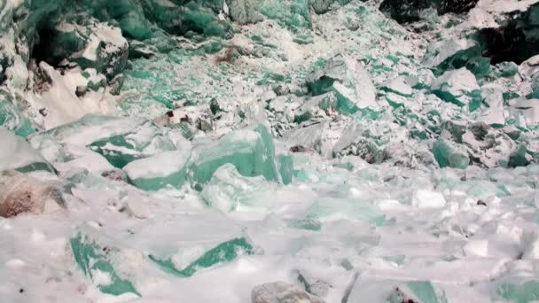 Glaciar de color turquesa sobre fondo de nieve en el Ártico . — Vídeos de Stock