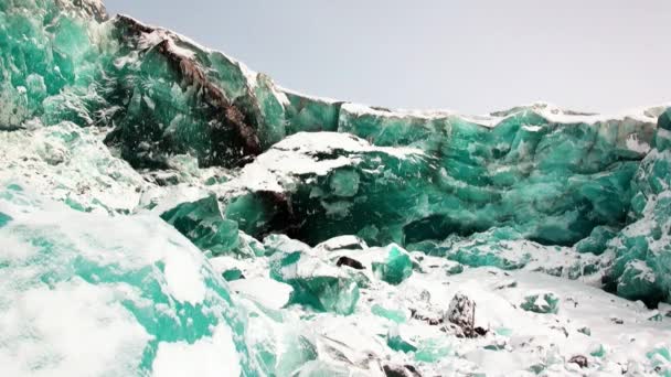 Turkos färg glaciären på bakgrund av snö i Arktis. — Stockvideo