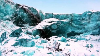Güzel benzersiz Turkuaz rengi arka planda kar kutup buzulu.
