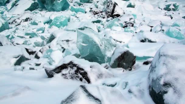 Gletscher von wunderschöner einzigartiger türkisfarbener Farbe auf dem Hintergrund des Schnees in der Arktis. — Stockvideo