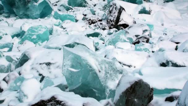 Ledovec krásné jedinečné tyrkysové barvy na pozadí sněhu v Arktidě. — Stock video