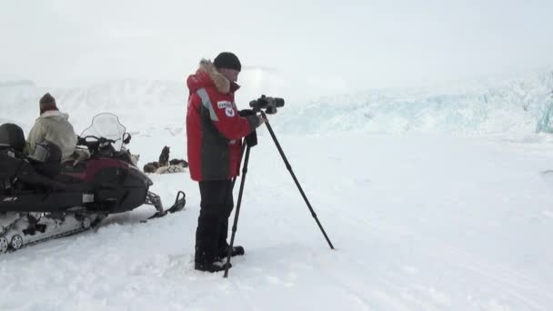 Hombre fotógrafo en el hermoso glaciar turquesa único en el Ártico . — Vídeo de stock