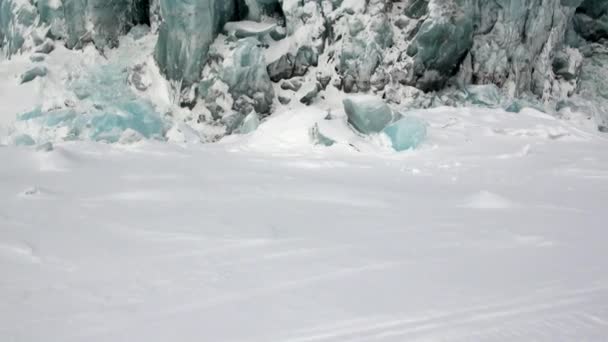 A gyönyörű egyedi türkiz glacier sarkvidéki ember fényképész. — Stock videók